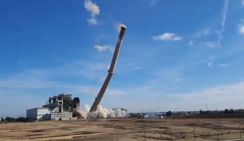 Endesa derriba con más de 260 kilos de explosivo la chimenea de la