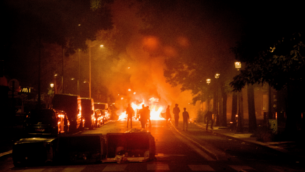 Otra Noche De Violencia En Francia Se Salda Con Un Millar De Detenidos