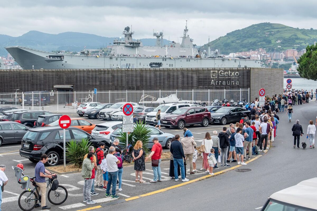 Colas kilométricas para visitar buques de la Armada en Guecho