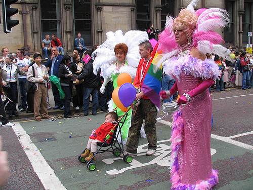 Un travesti pasea junto a una pareja gay y un bebé en el desfile del orgullo 2004 | Flickr