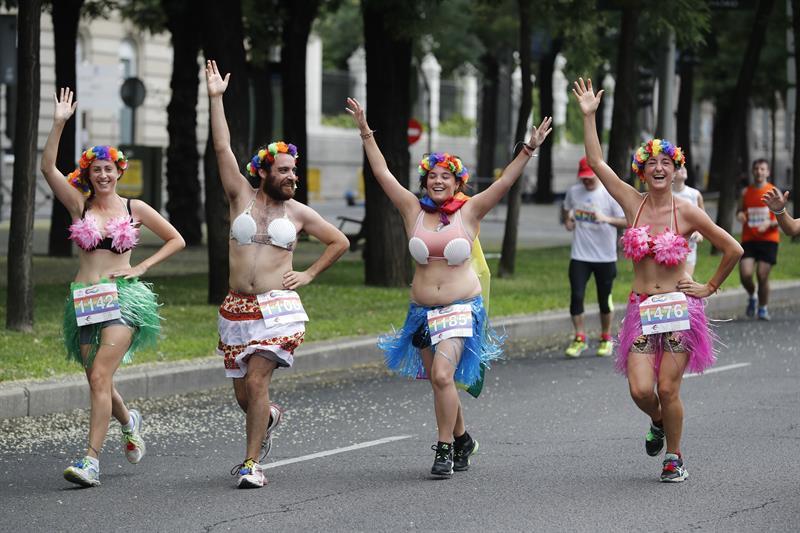 Un grupo de hombres desfila por la Castellana en la fiesta del Orgullo Gay de Madrid | EFE