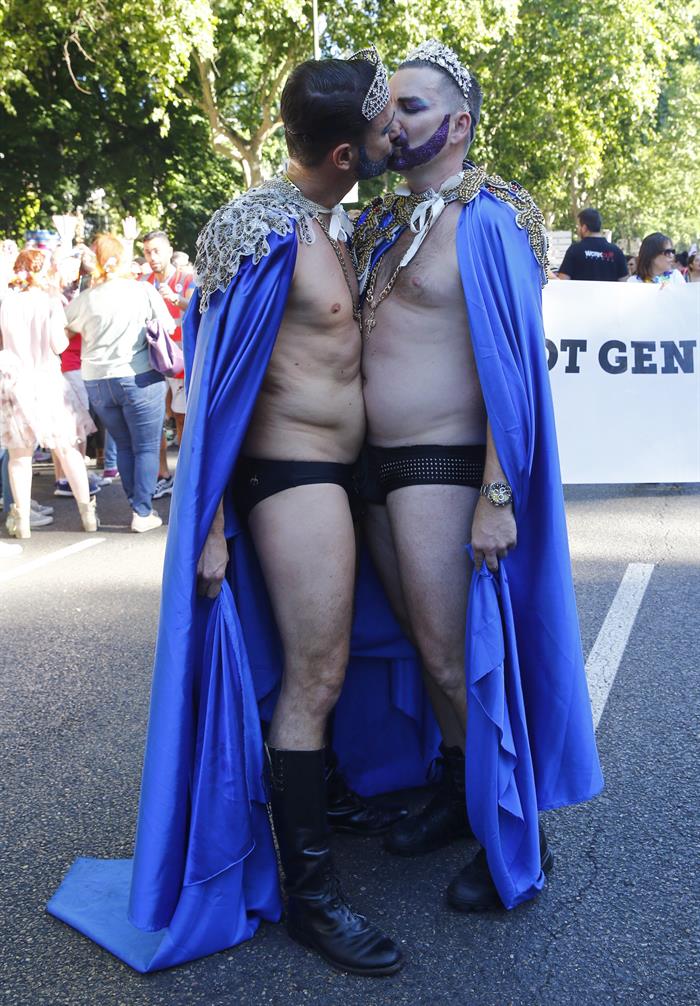 Dos hombres se besan en la celebración del orgullo gay de Madrid | EFE