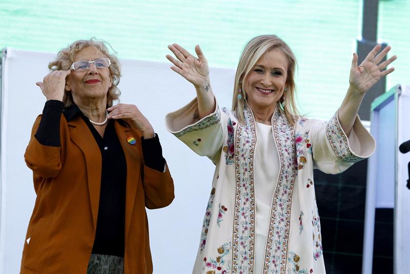 La presidenta de Madrid, Cristina Cifuentes, sonríe junto a Manuela Carmena en la manifestación LGTBI de Madrid, durante el Orgullo 2017 | EFE