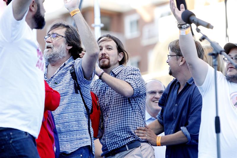 El líder de Podemos, Pablo Iglesias, baila la conga en la manifestación LGTB de Madrid | EFE
