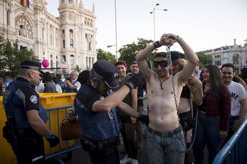 Un hombre con cadenas es cacheado por la policía en la celebración del orgullo gay de Madrid | EFE