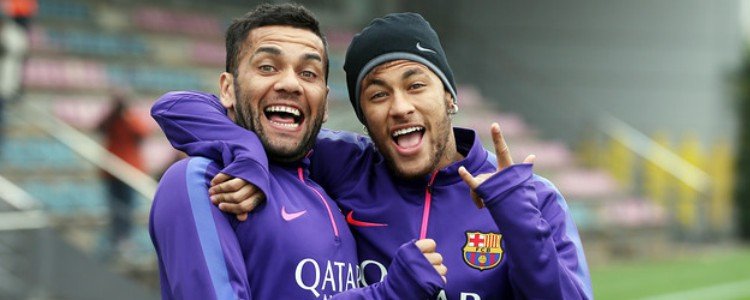Dani Alves llama mentiroso a un periodista en el lío de Neymar