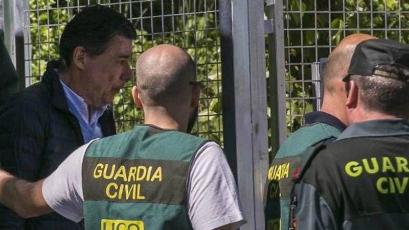Ignacio González sale de su casa detenido por varios agentes de la Guardia Civil