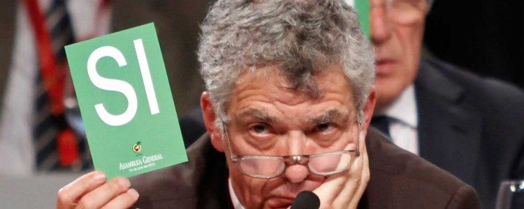 El hundimiento de Villar: pierde las vicepresidencias de la FIFA y la UEFA