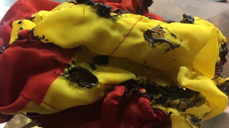 Queman una bandera de España en las fiestas del Carmen de Vallecas
