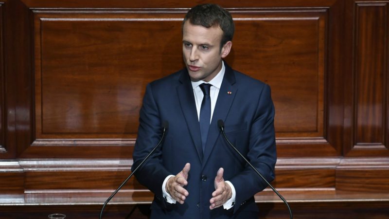 Macron ofrece un discurso durante una sesión extraordinaria del Parlamento