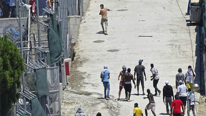 Cinco policías heridos tras disturbios en un centro de refugiados griego