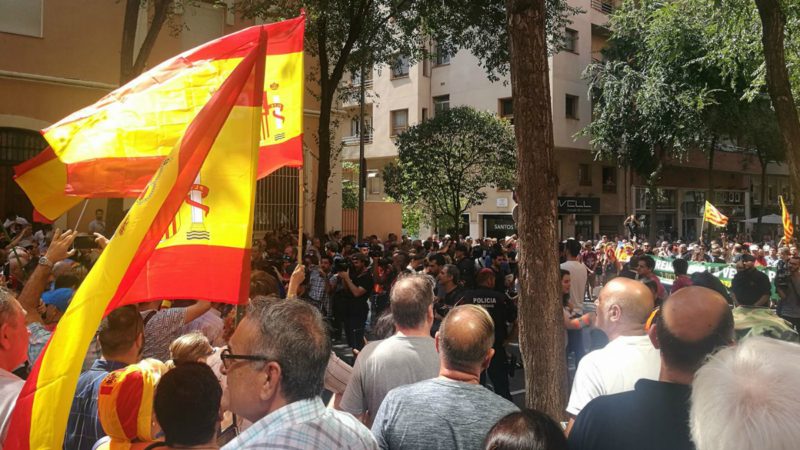 'Viva la Guardia Civil'. Decenas de personas defienden a la Benemérita en Barcelona