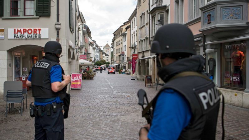 Un hombre armado con una motosierra ataca a varias personas en Suiza
