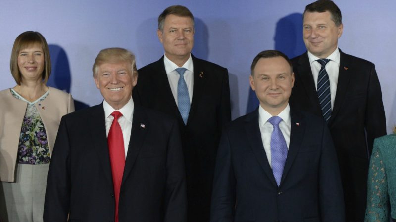 Trump anima a luchar por 'la familia, el país y Dios' en su visita a Polonia