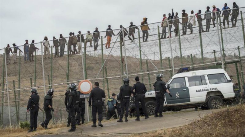 8.956 inmigrantes violentos intentaron asaltar la valla de Ceuta en 2017