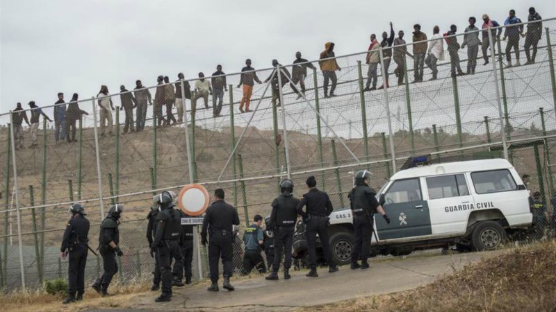 Inmigrantes asaltan la valla de Melilla y agreden a un policía