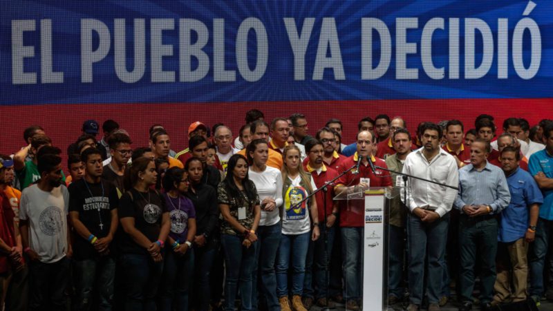 La participación masiva en la consulta opositora acorrala a Maduro