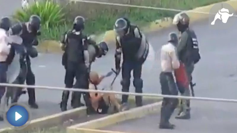 El brutal linchamiento de la guardia chavista a un opositor en Venezuela