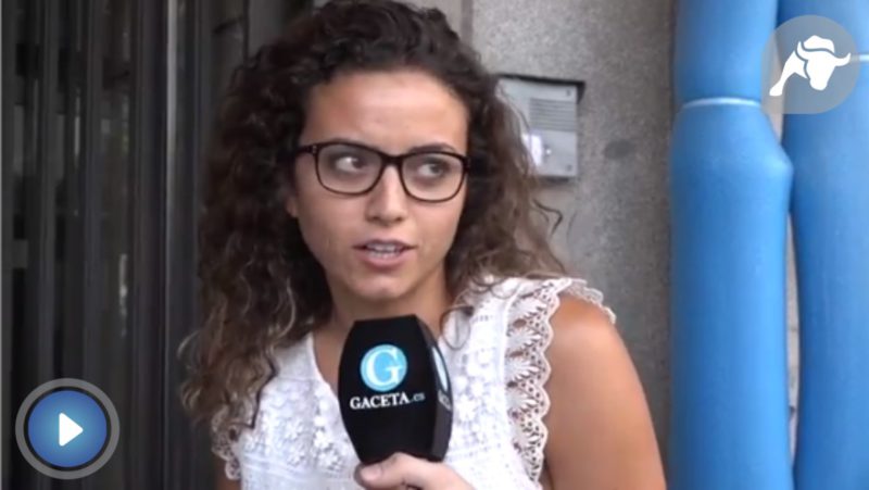 La Gaceta sale a la calle a preguntar qué debe hacer Rajoy ante el separatismo catalán. Una joven contesta.