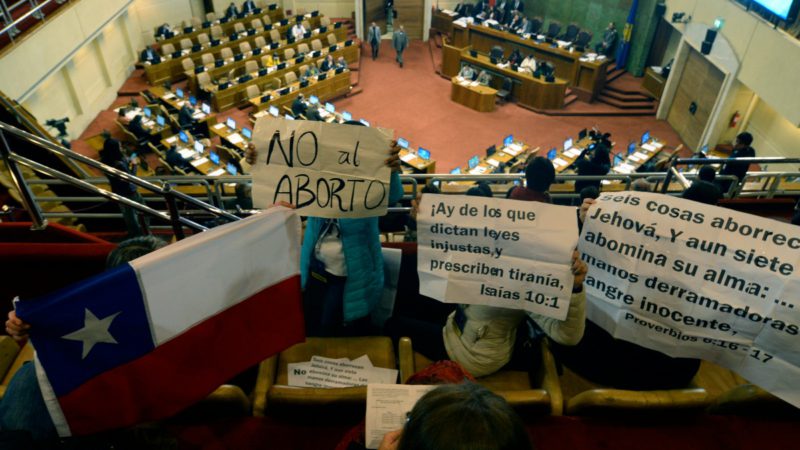 Pancartas contra el aborto en Chile