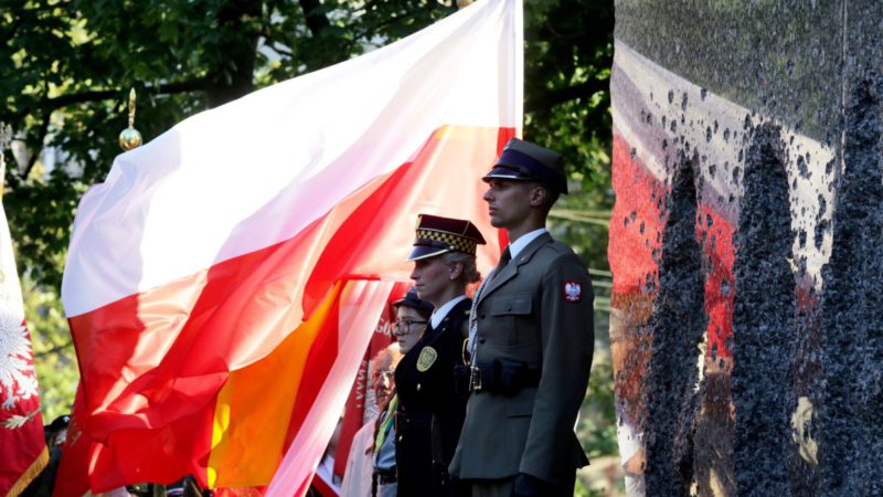 Detenidos tres alemanes en Varsovia por pisotear la bandera polaca