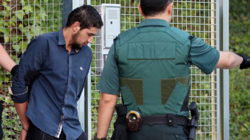 El juez envía a prisión a dos de los cuatro detenidos por los ataques en Cataluña