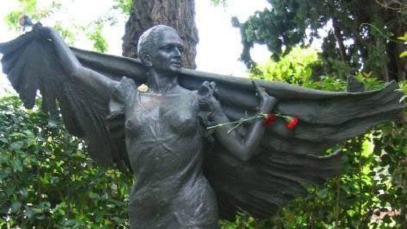 Profanan la estatua de Lola Flores del cementerio de La Almudena
