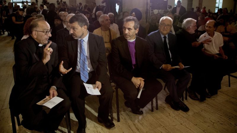 Fracasa el acto interreligioso convocado en Barcelona