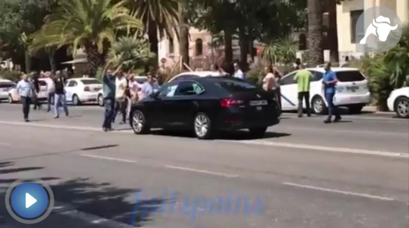 Las imágenes que ha dejado la huelga de taxis en Málaga