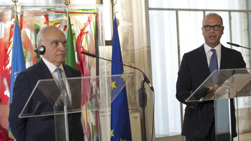 El ministro de Exteriores italiano, Angelino Alfano (dcha), y el enviado especial de la ONU para Libia, Ghassan Salame (izq).