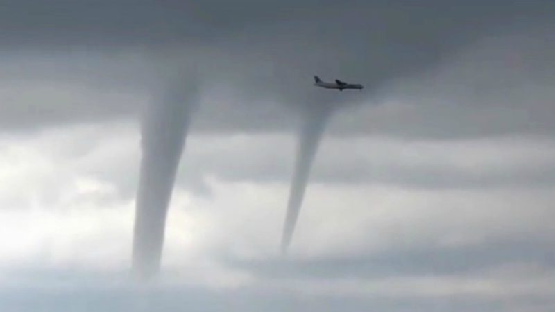 El aterrador aterrizaje de un avión cerca de tres tornados en Rusia