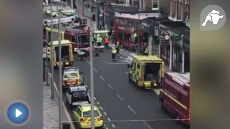 Un autobús de dos plantas se empotra contra un comercio en Londres