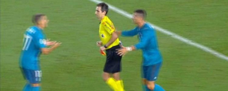 Polémica: Cristiano Ronaldo empujó al árbitro al ser expulsado