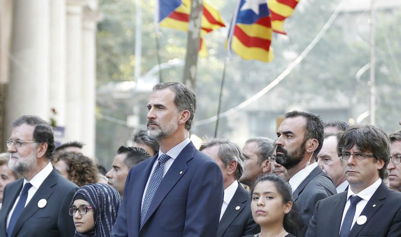 El rey Felipe VI, junto a los presidentes del Gobierno, Mariano Rajoy (i), y de la Generalitat, Carles Puigdemont (d), en la cabecera de la manifestación contra los atentados yihadistas en Cataluña que bajo el eslogan "No tinc por" (No tengo miedo) que recorre hoy las calles de Barcelona. EFE/Andreu Dalmau