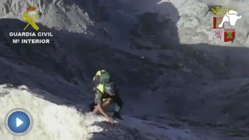 El GREIM de la Guardia Civil se juega la vida en el rescate de una montañera
