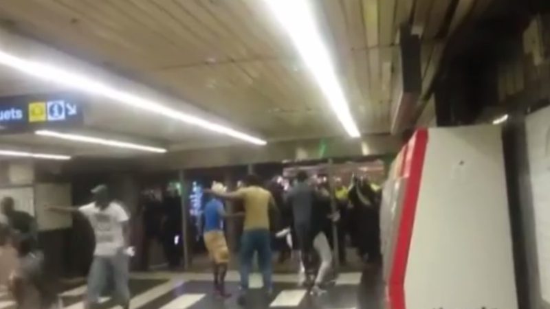 Un grupo de manteros ataca a la Guardia Urbana en el metro de Barcelona