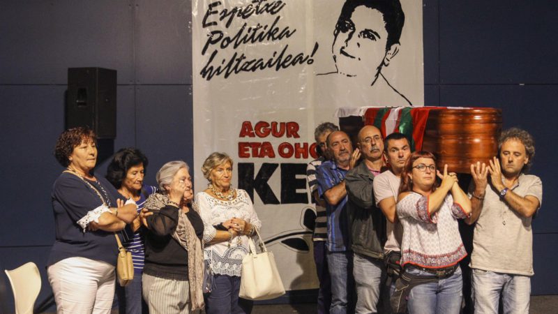 Proetarras reciben con honores en Bilbao el cadáver de Kepa del Hoyo