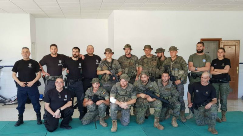 Policías instruyen a La Legión para defenderse de ataques armados