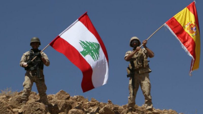 El ejército libanés ondea una bandera de España tras arrebatar varios territorios al ISIS