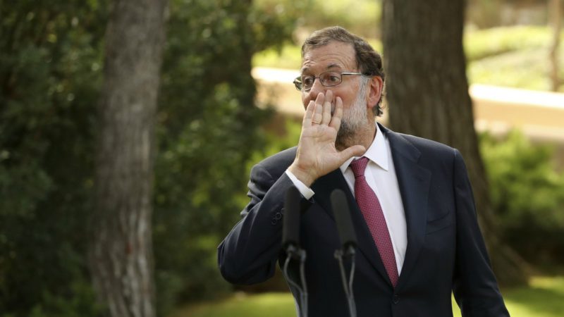 Mariano Rajoy se tapa la boca con la mano para dirigirse a un periodista | EFE