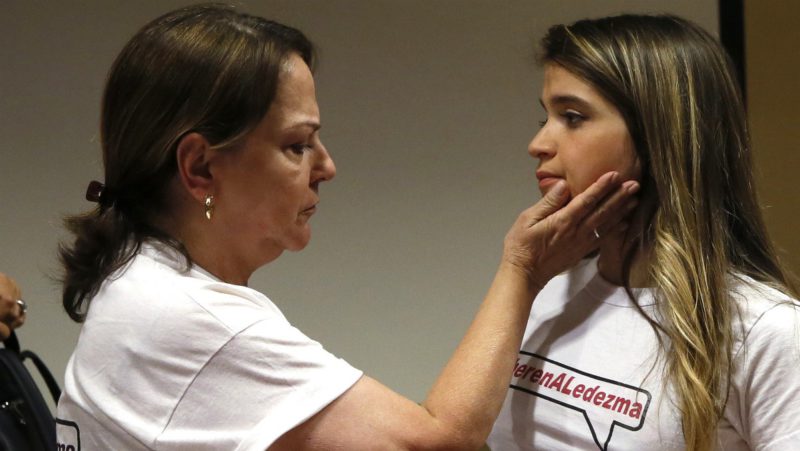 La esposa del opositor Antonio Ledezma, Mitzy Capriles, junto a su hija Antonieta. /EFE