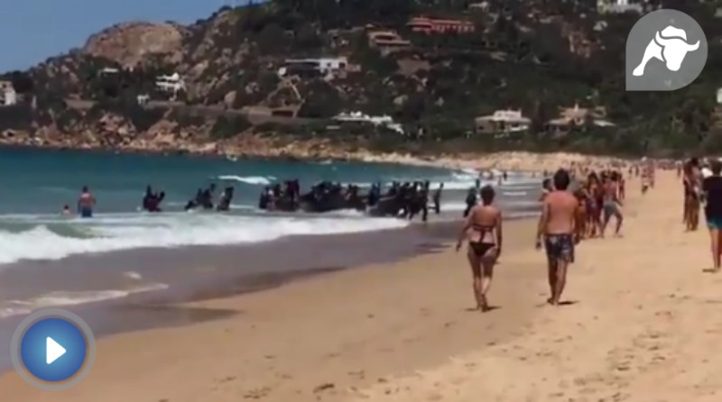 Así ha sido la llegada de una patera con 40 inmigrantes a las costas de Cádiz