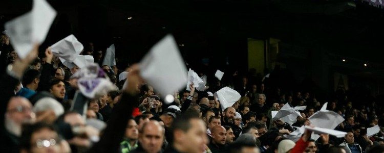 El Bernabéu prepara una pañolada para el trío arbitral en la vuelta de la Supercopa