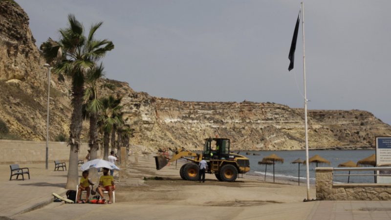 Melilla reabre la playa en la que habían aparecido varios escorpiones