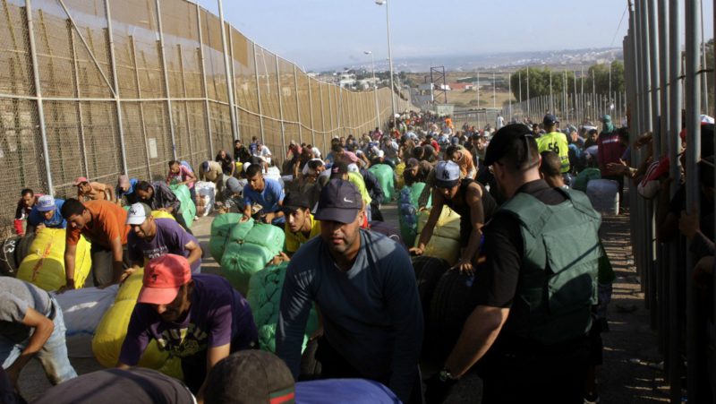 Porteadores marroquíes apedrean a la Guardia Civil en Ceuta