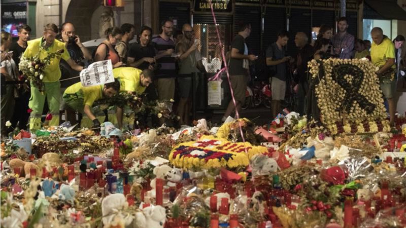 Los servicios de limpieza del ayuntamiento han empezado a retirar esta noche las ofrendas que centenares de ciudadanos dejaron sobre el mosaico de Miró en Las Ramblas, en homenaje a las víctimas de los atentados de Barcelona. EFE/Marta Pérez.