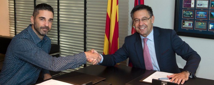 Bartomeu se hace la foto con Navarro antes que con Messi e Iniesta