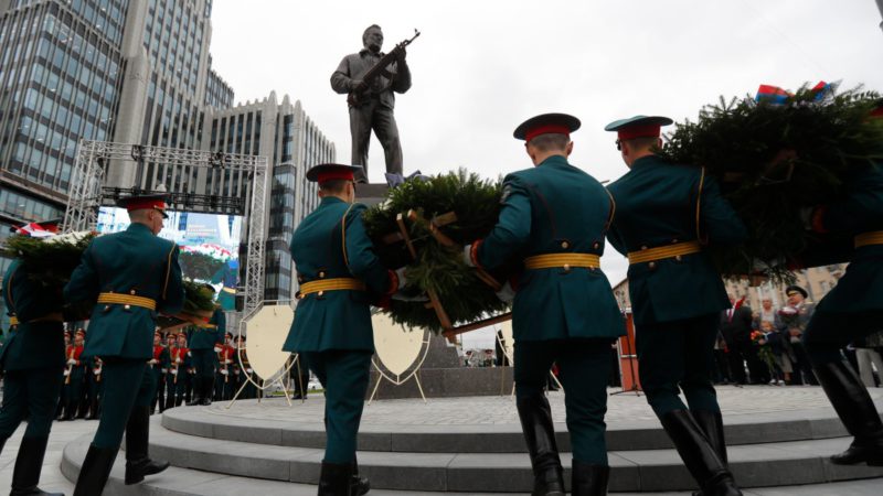 Rusia levanta una estatua en honor al inventor del Kaláshnikov