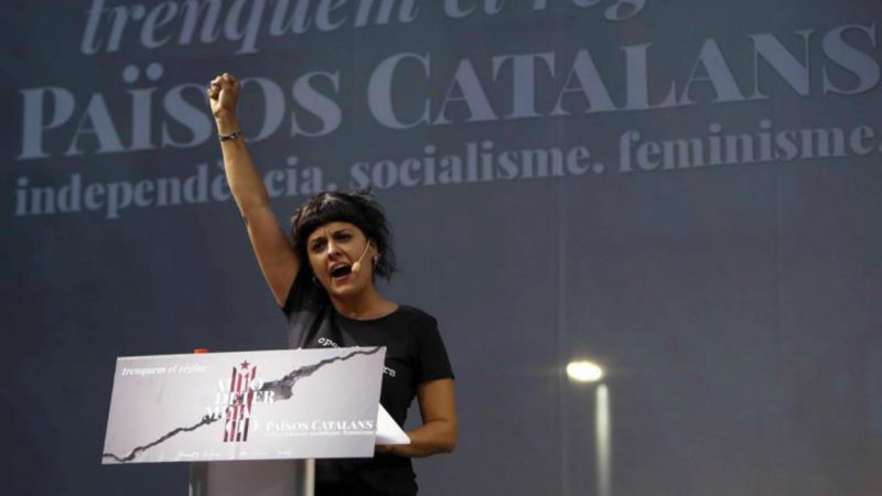 La diputada de la CUP, Anna Gabriel, durante el acto que la izquierda independentista ha celebrado esta tarde por el centro de Barcelona con motivo de la Diada. EFE/Toni Albir