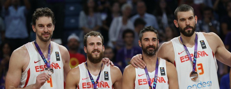 Los hermanos Gasol rinden tributo a Navarro con la medalla de bronce